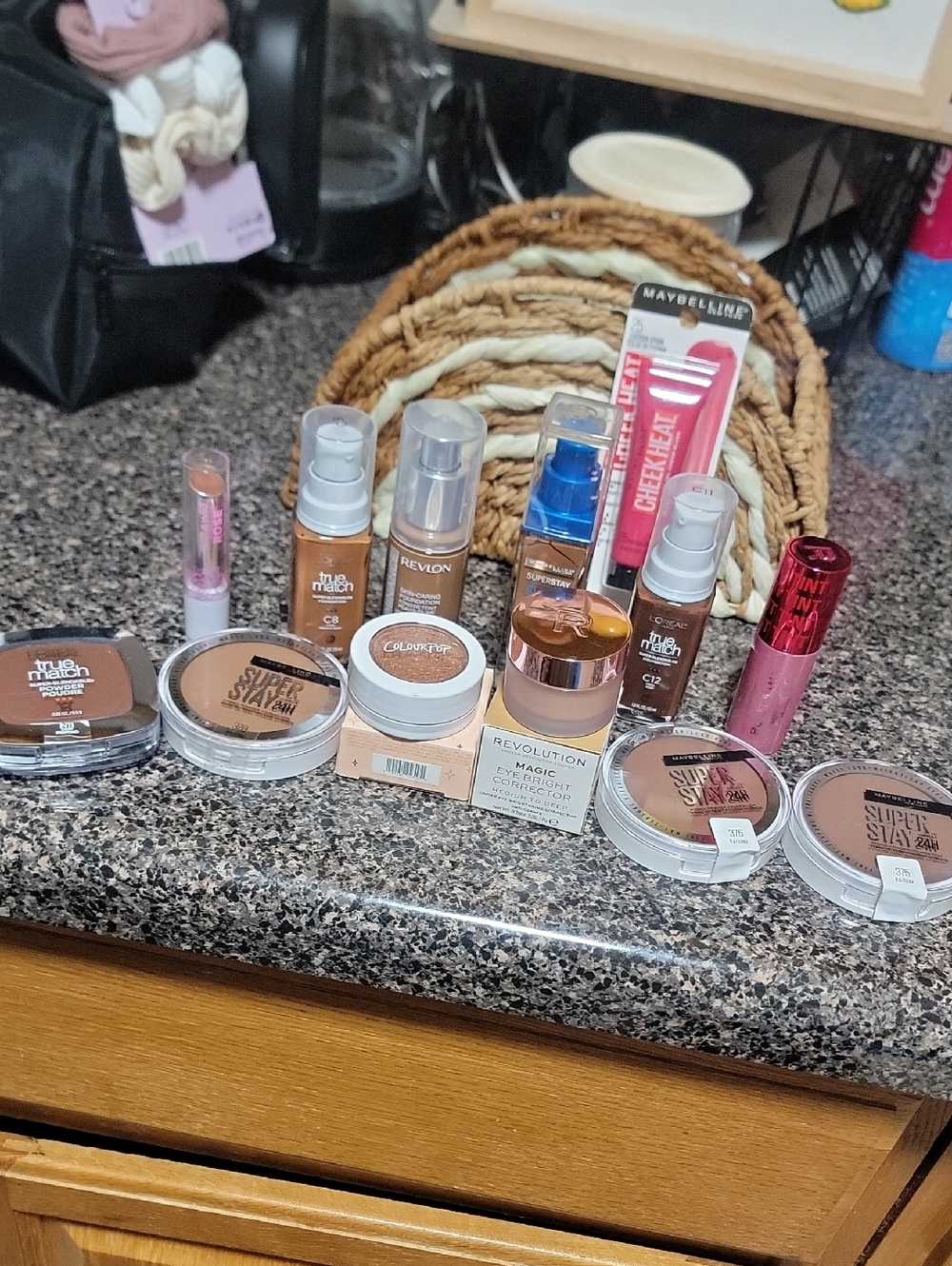 HUGE Makeup Bundle!!!! See All Details Below: